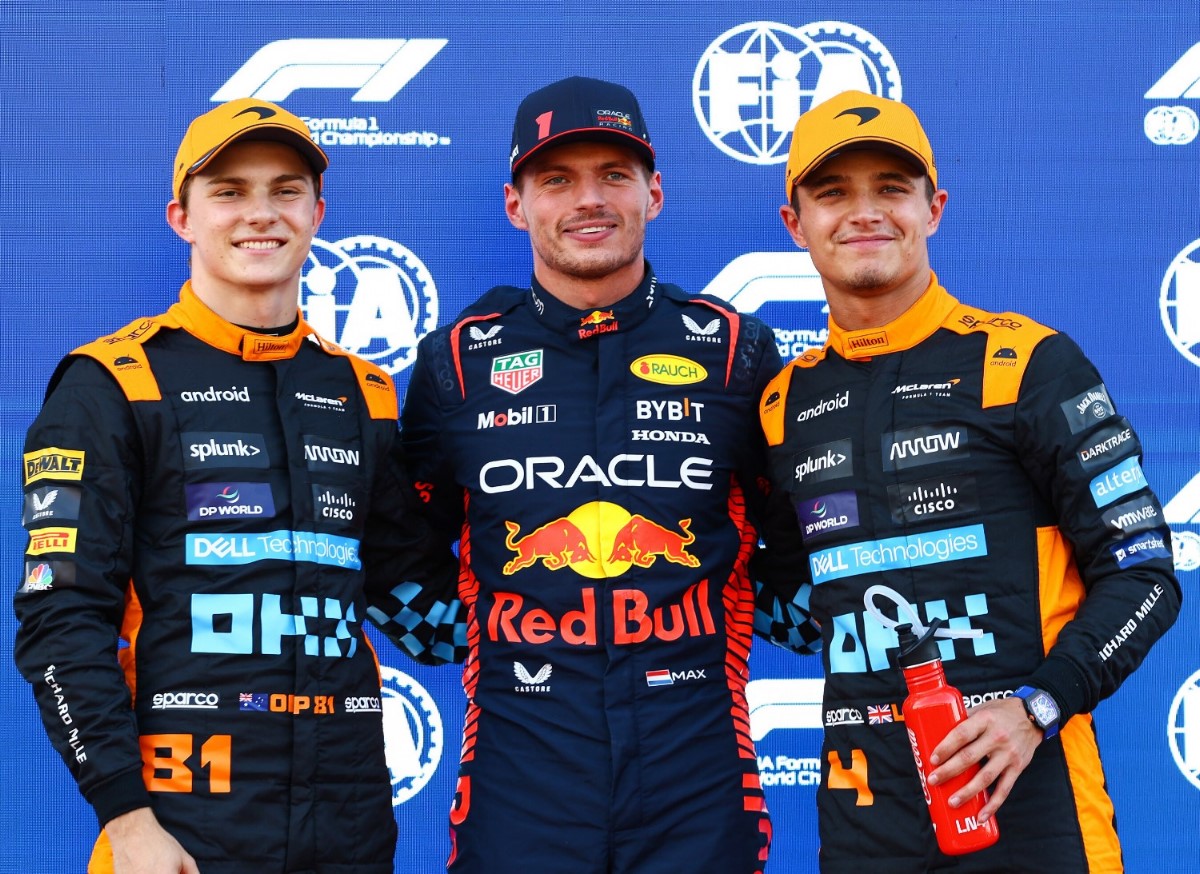 Pole position qualifier Max Verstappen of the Netherlands and Oracle Red Bull Racing, Second placed qualifier Oscar Piastri of Australia and McLaren and Third placed qualifier Lando Norris of Great Britain and McLaren pose for a photo in parc ferme during qualifying ahead of the F1 Grand Prix of Japan at Suzuka International Racing Course on September 23, 2023 in Suzuka, Japan. (Photo by Mark Thompson/Getty Images) // Getty Images / Red Bull Content Pool