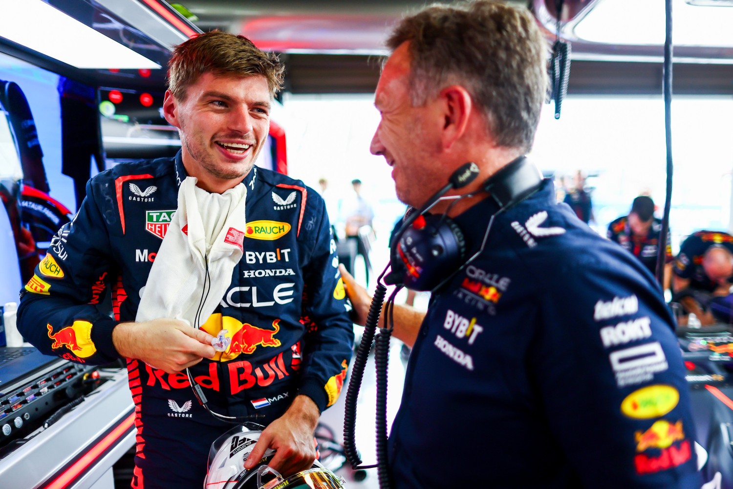 Max Verstappen of the Netherlands and Oracle Red Bull Racing talks with Red Bull Racing Team Principal Christian Horner in the garage during practice ahead of the F1 Grand Prix of Japan at Suzuka International Racing Course on September 22, 2023 in Suzuka, Japan. (Photo by Mark Thompson/Getty Images) // Getty Images / Red Bull Content Pool