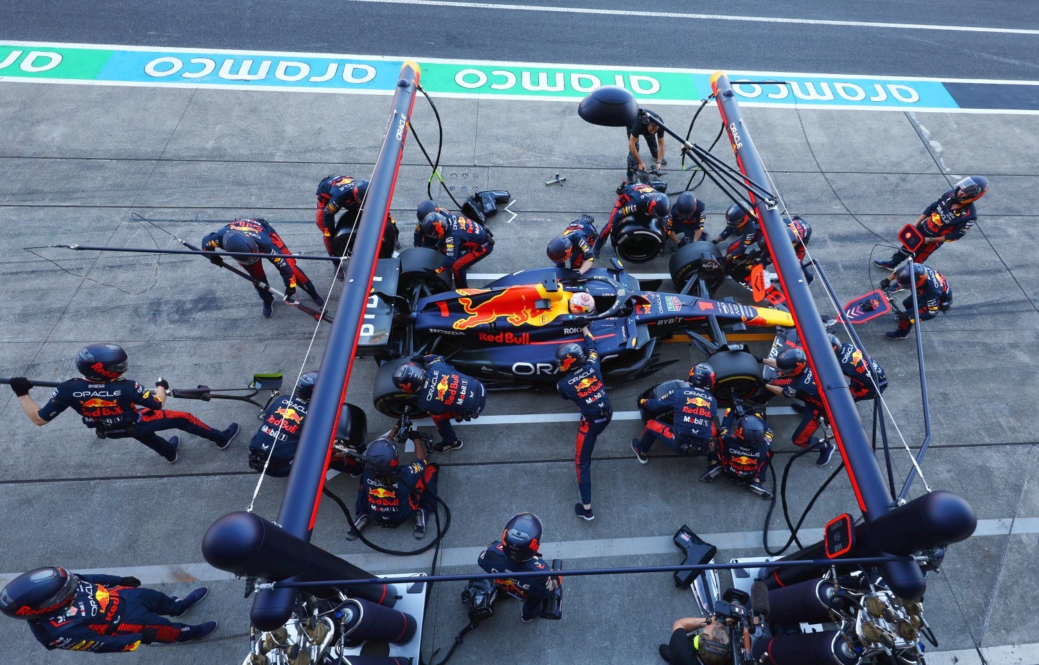 Max Verstappen of the Netherlands driving the (1) Oracle Red Bull Racing RB19 makes a pitstop during the F1 Grand Prix of Japan at Suzuka International Racing Course on September 24, 2023 in Suzuka, Japan. (Photo by Mark Thompson/Getty Images) // Getty Images / Red Bull Content Pool
