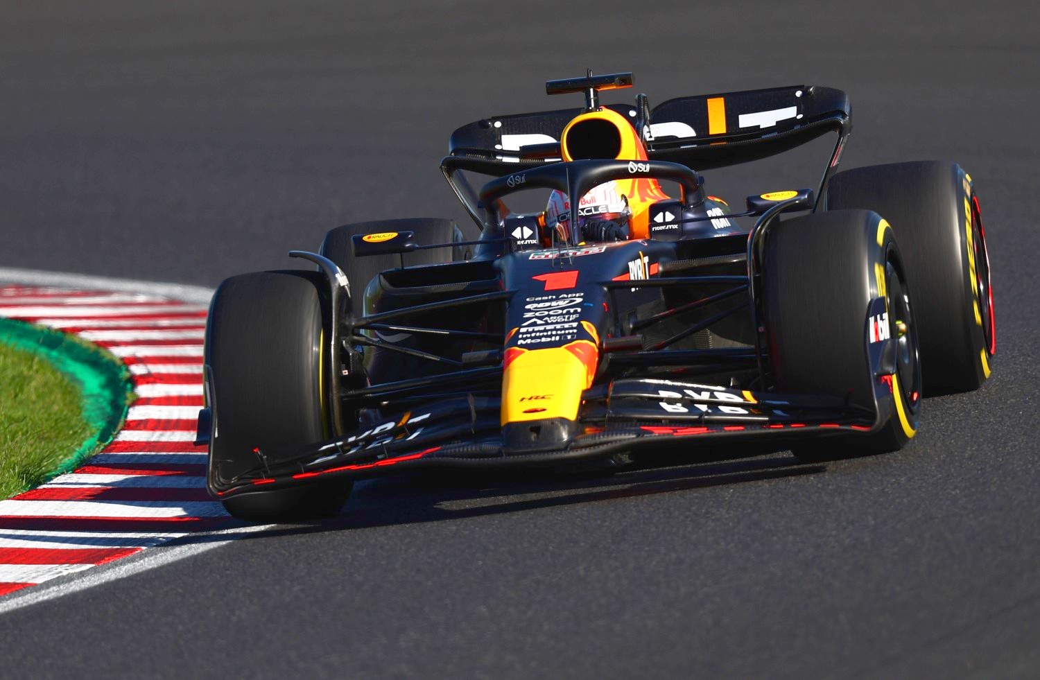 Max Verstappen of the Netherlands driving the (1) Oracle Red Bull Racing RB19 on track during the F1 Grand Prix of Japan at Suzuka International Racing Course on September 24, 2023 in Suzuka, Japan. (Photo by Clive Rose/Getty Images) // Getty Images / Red Bull Content Pool 