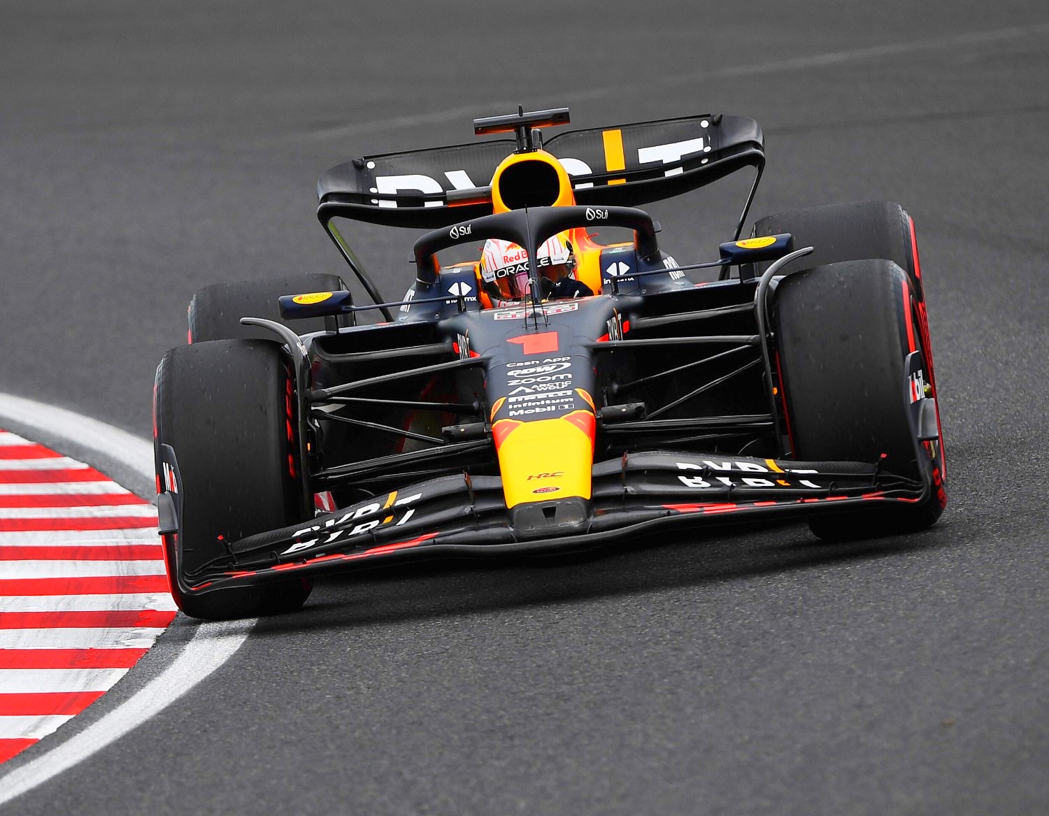 Max Verstappen of the Netherlands driving the (1) Oracle Red Bull Racing RB19 on track during the F1 Grand Prix of Japan at Suzuka International Racing Course in Suzuka, Japan. (Photo by Rudy Carezzevoli/Getty Images) // Getty Images / Red Bull Content Pool