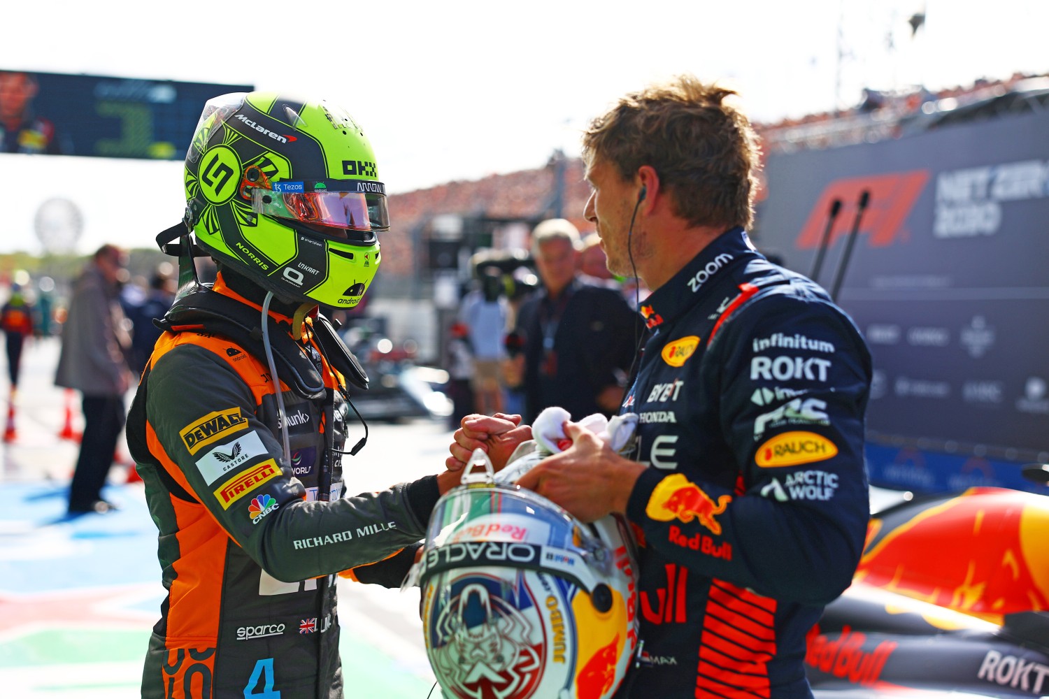 Pole position qualifier Max Verstappen of the Netherlands and Oracle Red Bull Racing and Second placed qualifier Lando Norris of Great Britain and McLaren celebrates in parc ferme during qualifying ahead of the F1 Grand Prix of The Netherlands at Circuit Zandvoort on August 26, 2023 in Zandvoort, Netherlands. (Photo by Mark Thompson/Getty Images) // Getty Images / Red Bull Content Pool
