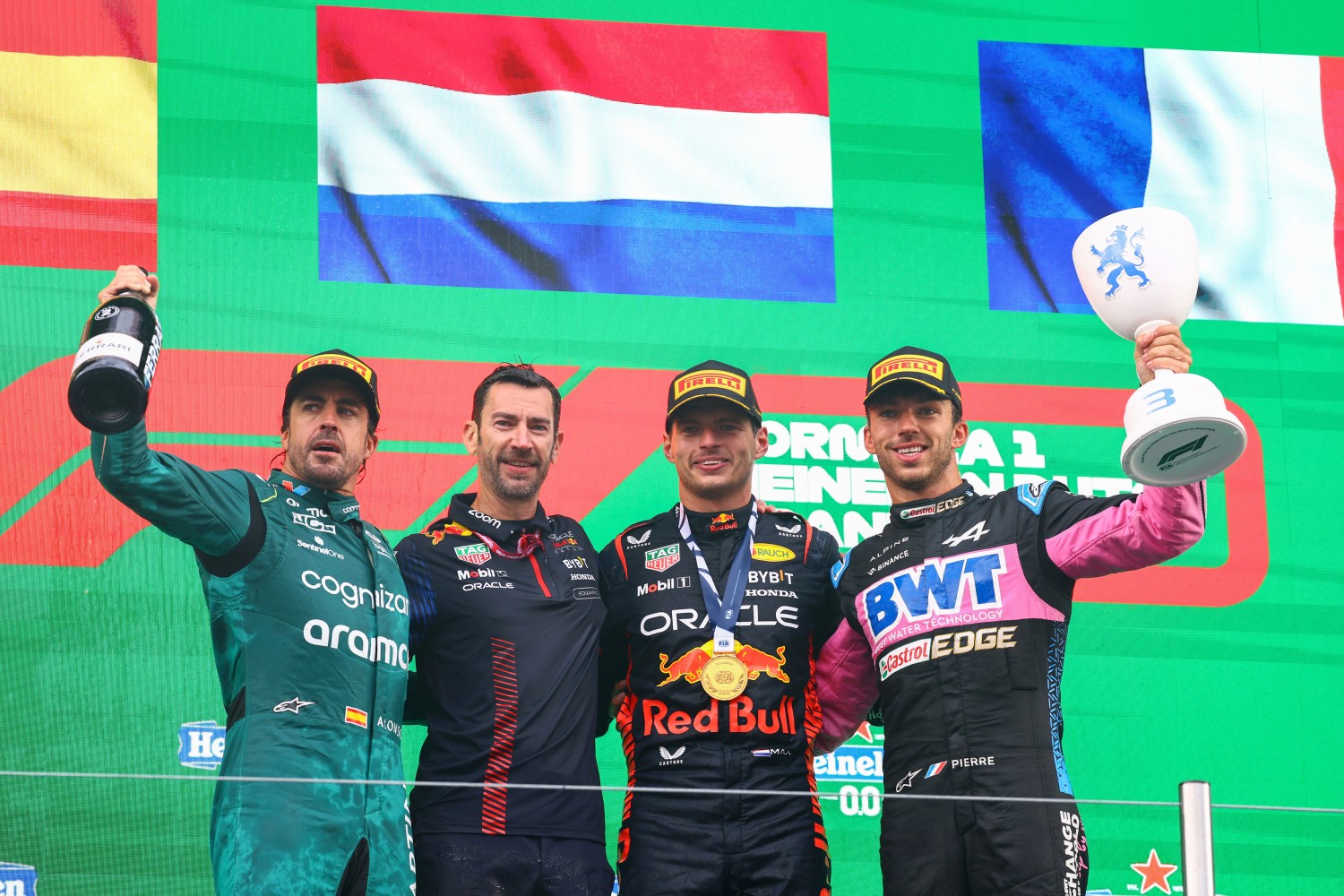 Race winner Max Verstappen of the Netherlands and Oracle Red Bull Racing (second from right), Second placed Fernando Alonso of Spain and Aston Martin F1 Team (L), Third placed Pierre Gasly of France and Alpine F1 (R) and Edward Aveling, Chief Designer at Red Bull Racing (second from left) celebrate on the podium during the F1 Grand Prix of The Netherlands at Circuit Zandvoort on August 27, 2023 in Zandvoort, Netherlands. (Photo by Mark Thompson/Getty Images) // Getty Images / Red Bull Content Pool // 