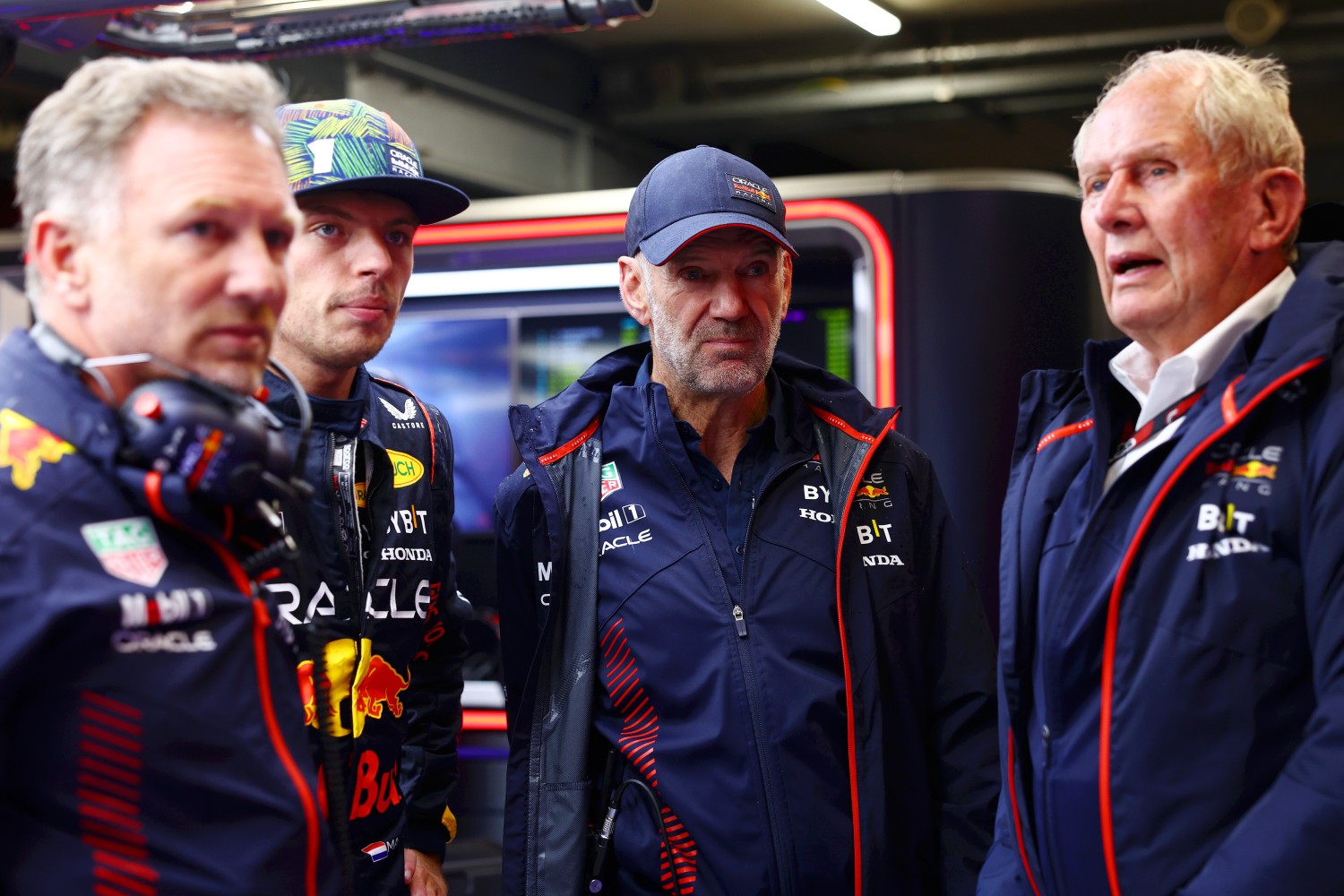 Red Bull Racing Team Principal Christian Horner, Max Verstappen of the Netherlands and Oracle Red Bull Racing, Adrian Newey, the Chief Technical Officer of Red Bull Racing and Red Bull Racing Team Consultant Dr Helmut Marko look on in the garage during a red flag delay during the F1 Grand Prix of The Netherlands at Circuit Zandvoort on August 27, 2023 in Zandvoort, Netherlands. (Photo by Mark Thompson/Getty Images) // Getty Images / Red Bull Content Pool