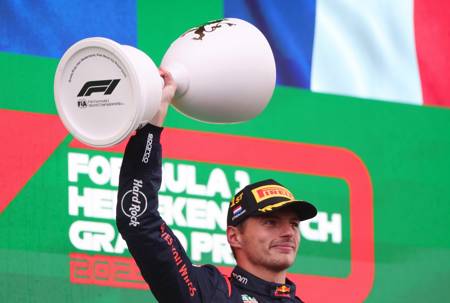 Race winner Max Verstappen of the Netherlands and Oracle Red Bull Racing celebrates on the podium during the F1 Grand Prix of The Netherlands at Circuit Zandvoort on August 27, 2023 in Zandvoort, Netherlands. (Photo by Dean Mouhtaropoulos/Getty Images) // Getty Images / Red Bull Content Pool