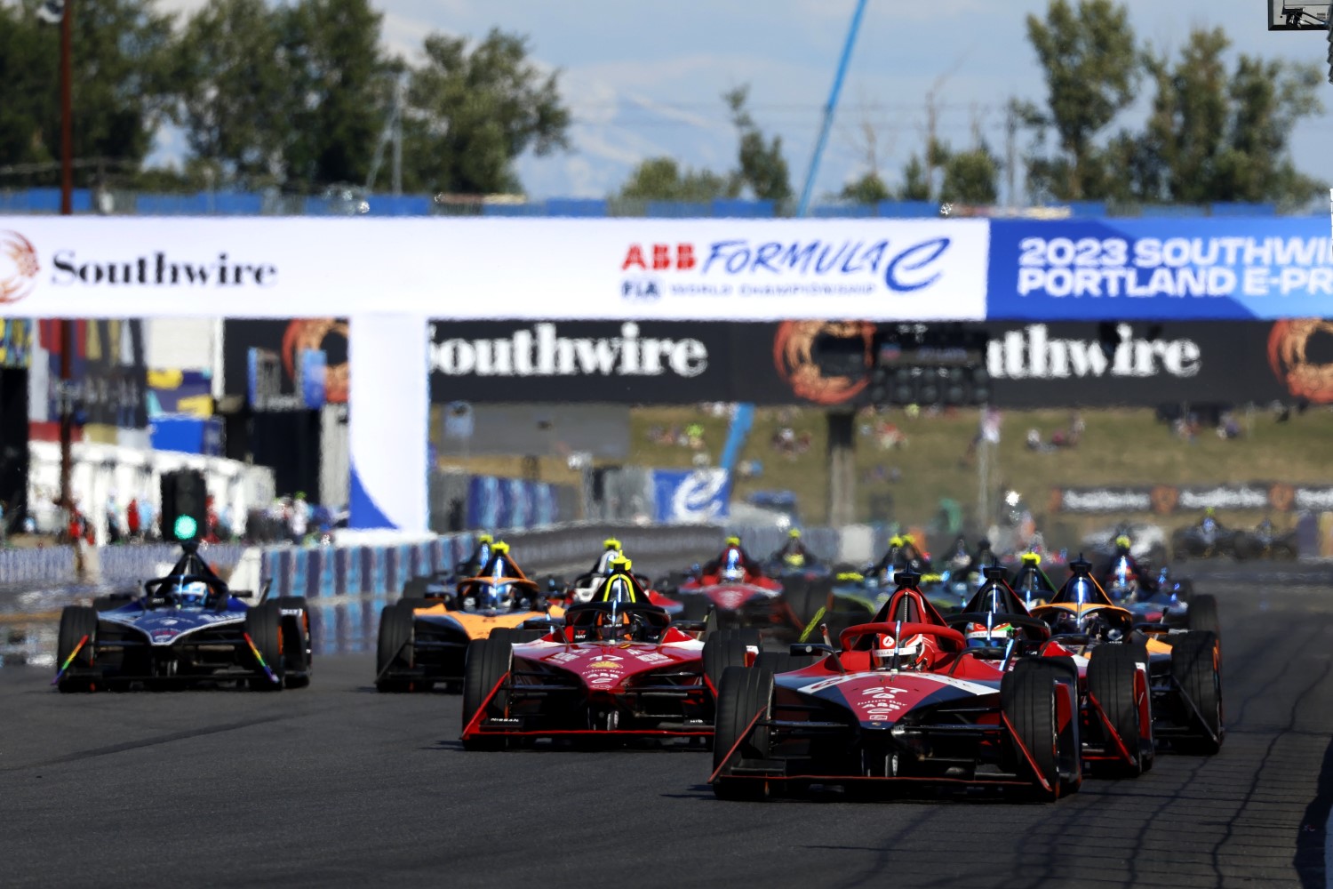 PORTLAND INTERNATIONAL RACEWAY, UNITED STATES OF AMERICA - JUNE 24: Jake Dennis, Avalanche Andretti Formula E, Porsche 99 X Electric Gen3 Leads at the start during the Portland at Portland International Raceway on Saturday June 24, 2023 in Portland, United States of America. (Photo by Sam Bloxham / LAT Images)