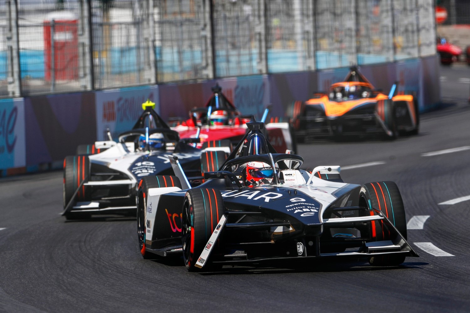 Mitch Evans, Jaguar TCS Racing, Jaguar I-TYPE 6, leads Sam Bird, Jaguar TCS Racing, Jaguar I-TYPE 6, and Sacha Fenestraz, Nissan Formula E Team, Nissan e-4ORCE 04