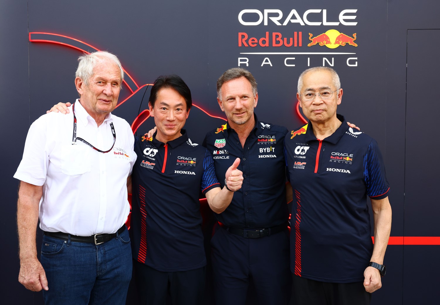 (L-R) Red Bull Racing Team Consultant Dr Helmut Marko, Koji Watanabe, HRC President, Red Bull Racing Team Principal Christian Horner and Yasuaki Asaki, HRC Director pose for a photo in the Paddock prior to the F1 Grand Prix of Bahrain at Bahrain International Circuit on March 05, 2023 in Bahrain, Bahrain. (Photo by Mark Thompson/Getty Images) // Getty Images / Red Bull Content Pool
