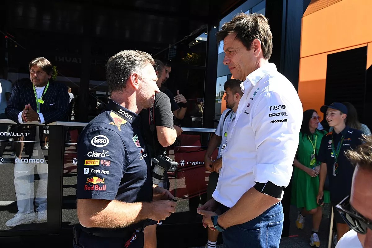 Red Bull Team boss Chritian Horner talks to Mercedes Team Boss Toto Wolff