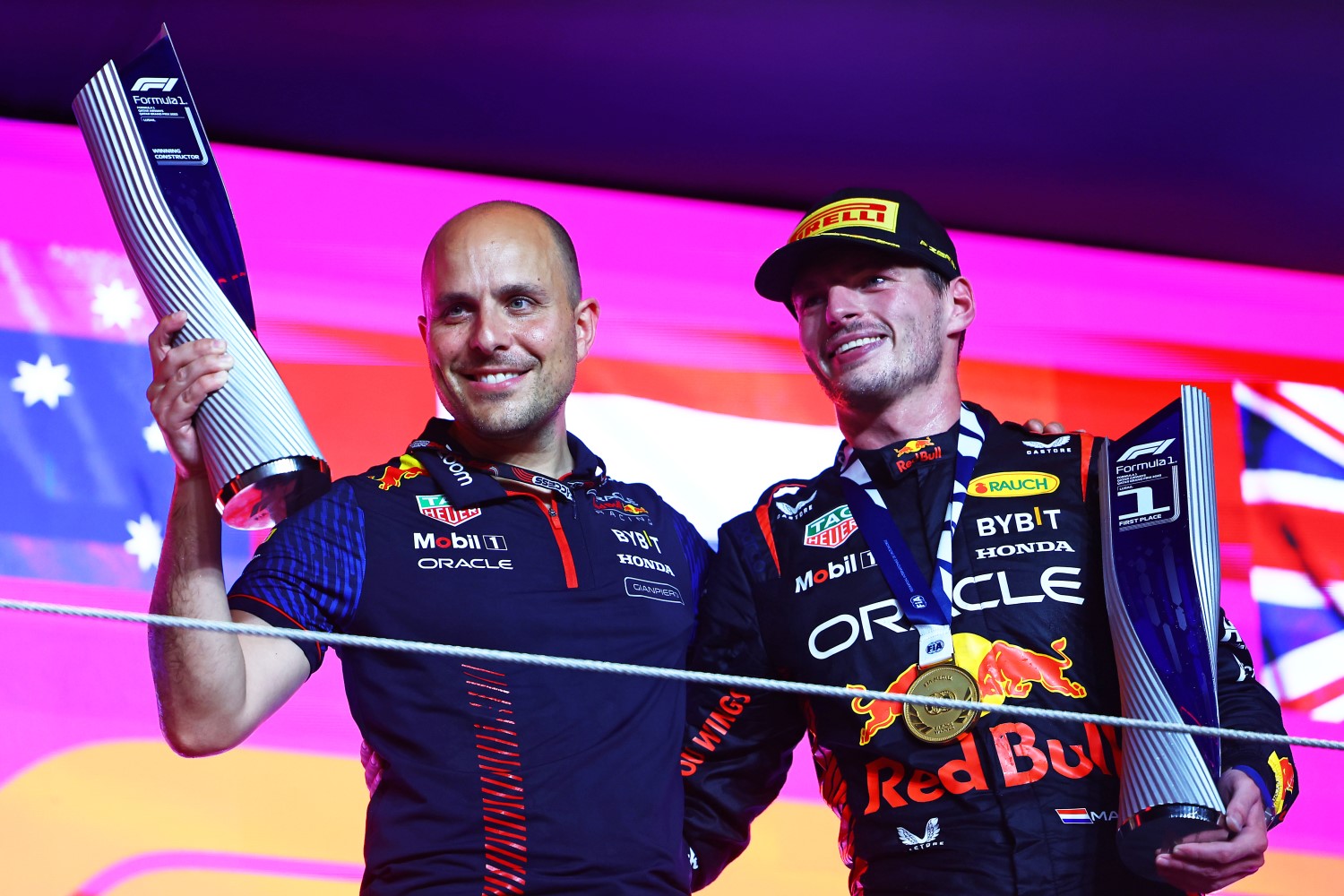 Race winner Max Verstappen of the Netherlands and Oracle Red Bull Racing and race engineer Gianpiero Lambiase celebrate on the podium during the F1 Grand Prix of Qatar at Lusail International Circuit on October 08, 2023 in Lusail City, Qatar. (Photo by Mark Thompson/Getty Images) // Getty Images / Red Bull Content Pool