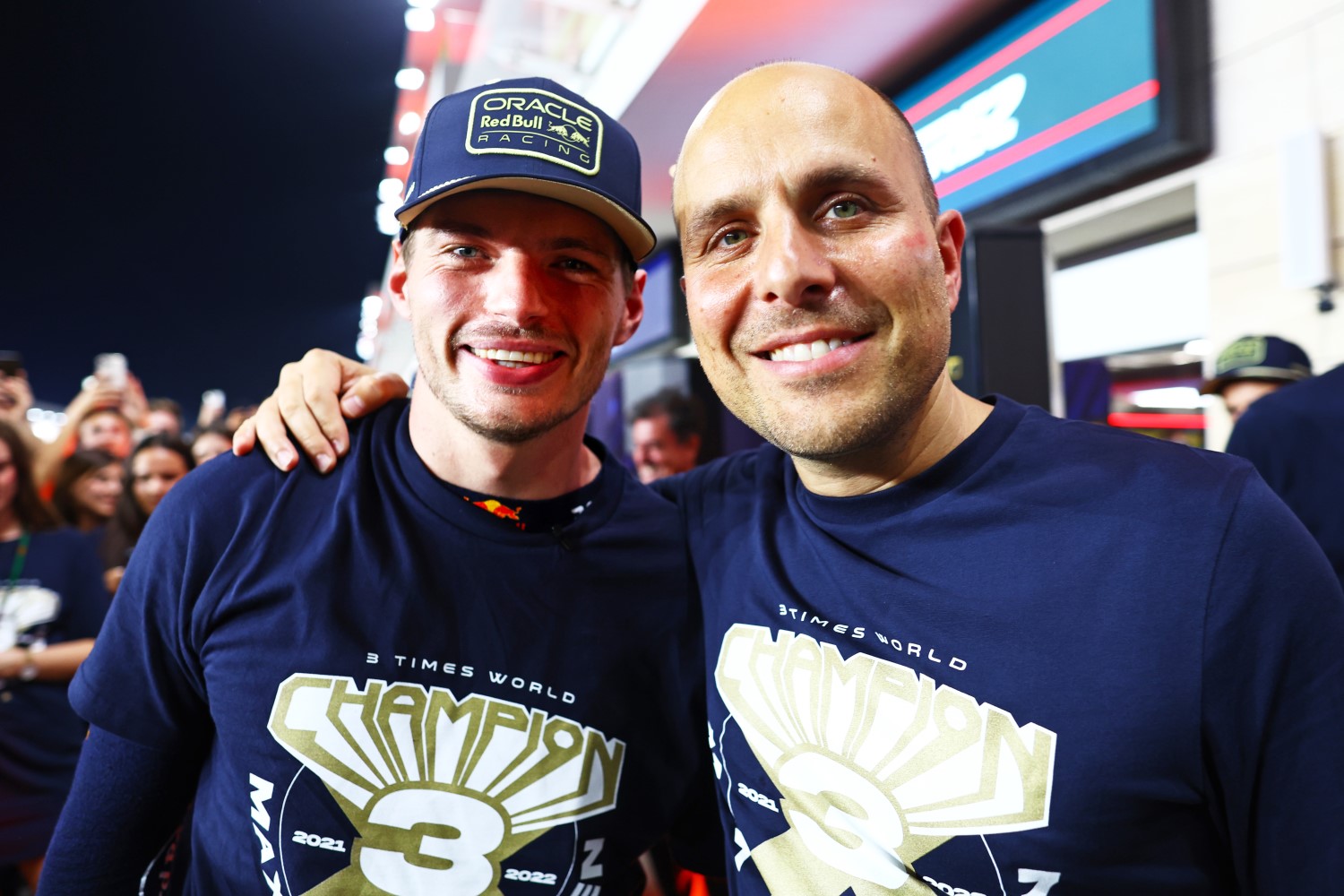 World Drivers Champion Max Verstappen of the Netherlands and Oracle Red Bull Racing poses for a photo with race engineer Gianpiero Lambiase in the Pitlane after the Sprint ahead of the F1 Grand Prix of Qatar at Lusail International Circuit on October 07, 2023 in Lusail City, Qatar. (Photo by Mark Thompson/Getty Images) // Getty Images / Red Bull Content Pool
