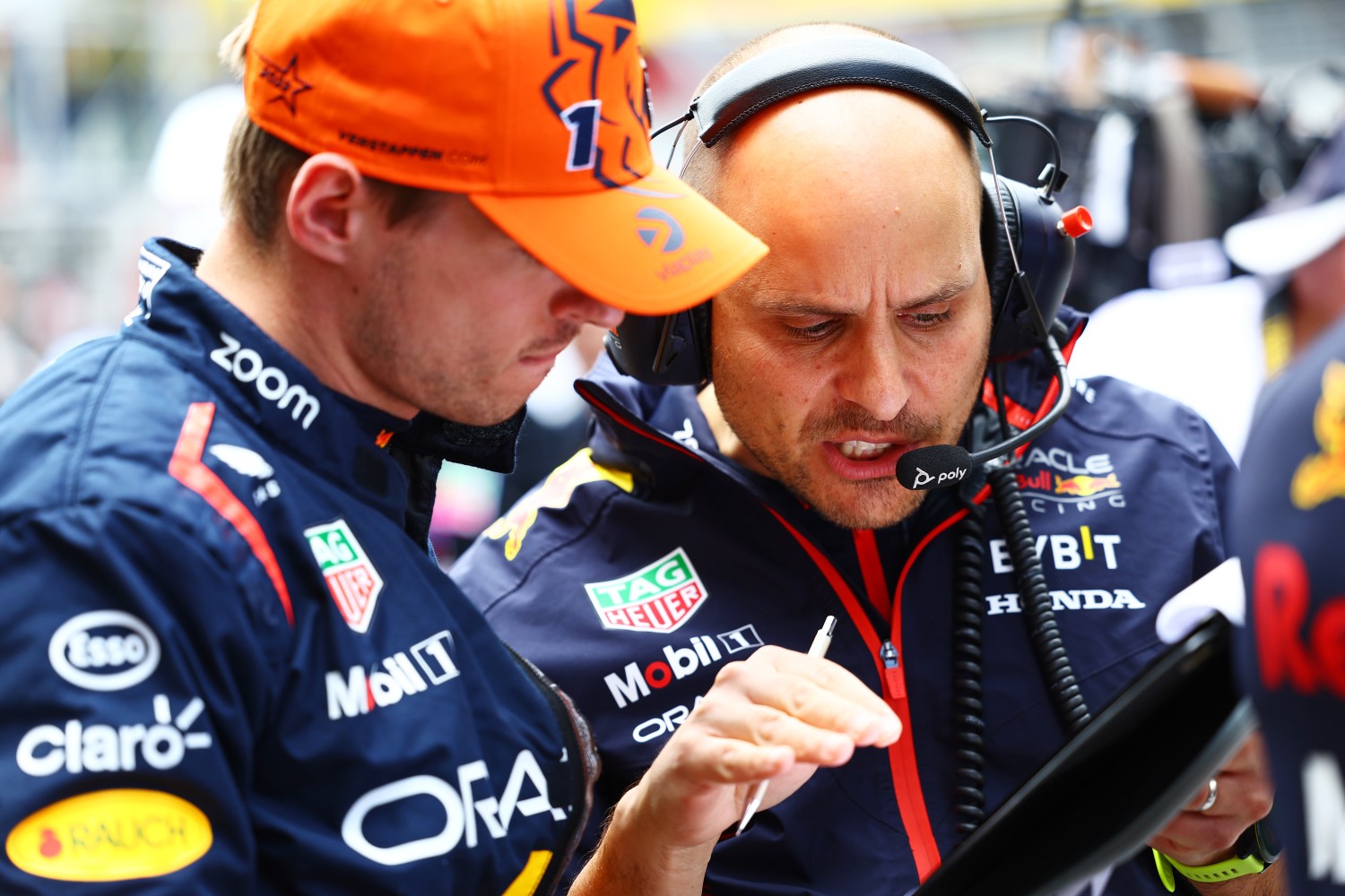 Max Verstappen of the Netherlands and Oracle Red Bull Racing talks with race engineer Gianpiero Lambiase on the grid prior to the F1 Grand Prix of Austria at Red Bull Ring on July 02, 2023 in Spielberg, Austria. (Photo by Mark Thompson/Getty Images) // Getty Images / Red Bull Content Pool