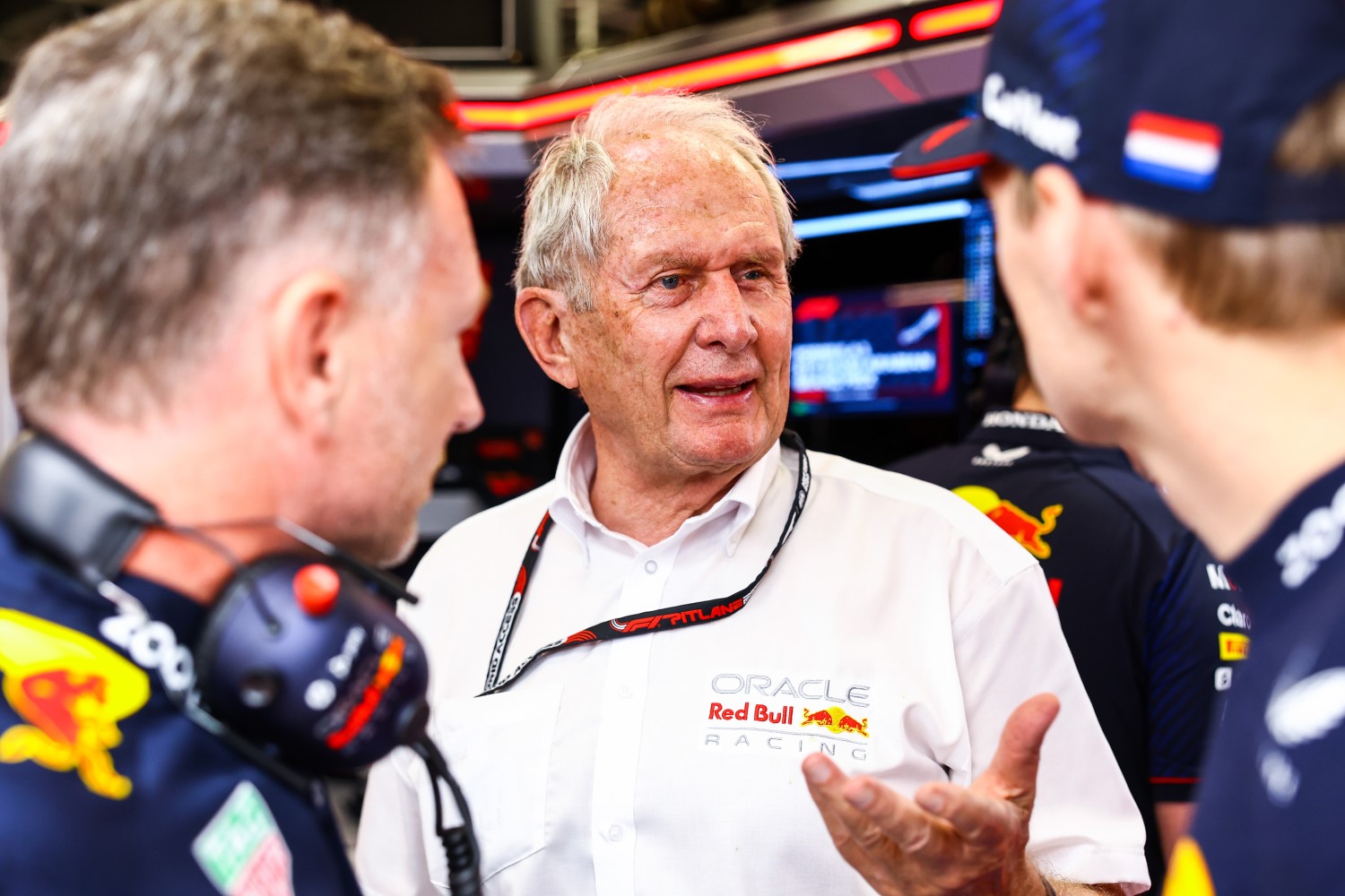 Red Bull Racing Team Consultant Dr Helmut Marko talks with Red Bull Racing Team Principal Christian Horner and Max Verstappen of the Netherlands and Oracle Red Bull Racing in the garage during final practice ahead of the F1 Grand Prix of Saudi Arabia at Jeddah Corniche Circuit on March 18, 2023 in Jeddah, Saudi Arabia. (Photo by Mark Thompson/Getty Images) // Getty Images / Red Bull Content Pool