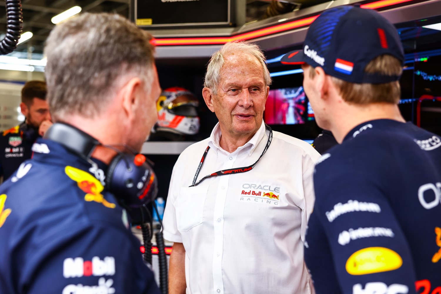 Red Bull Racing Team Consultant Dr Helmut Marko talks with Red Bull Racing Team Principal Christian Horner and Max Verstappen of the Netherlands and Oracle Red Bull Racing in the garage during final practice ahead of the F1 Grand Prix of Saudi Arabia at Jeddah Corniche Circuit on March 18, 2023 in Jeddah, Saudi Arabia. (Photo by Mark Thompson/Getty Images) // Getty Images / Red Bull Content Pool