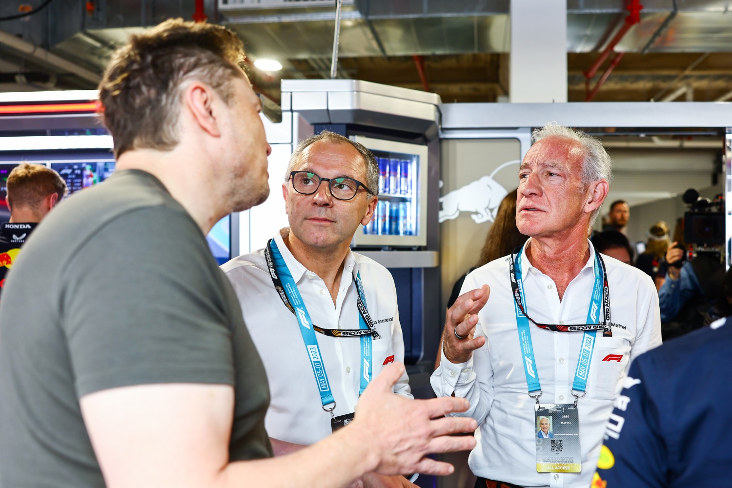 Elon Musk, Stefano Domenicali, CEO of the Formula One Group, and Greg Maffei, CEO of Liberty Media talk in the Red Bull Racing garage during final practice ahead of the F1 Grand Prix of Miami at Miami International Autodrome on May 06, 2023 in Miami, Florida. (Photo by Mark Thompson/Getty Images) // Getty Images / Red Bull Content Pool