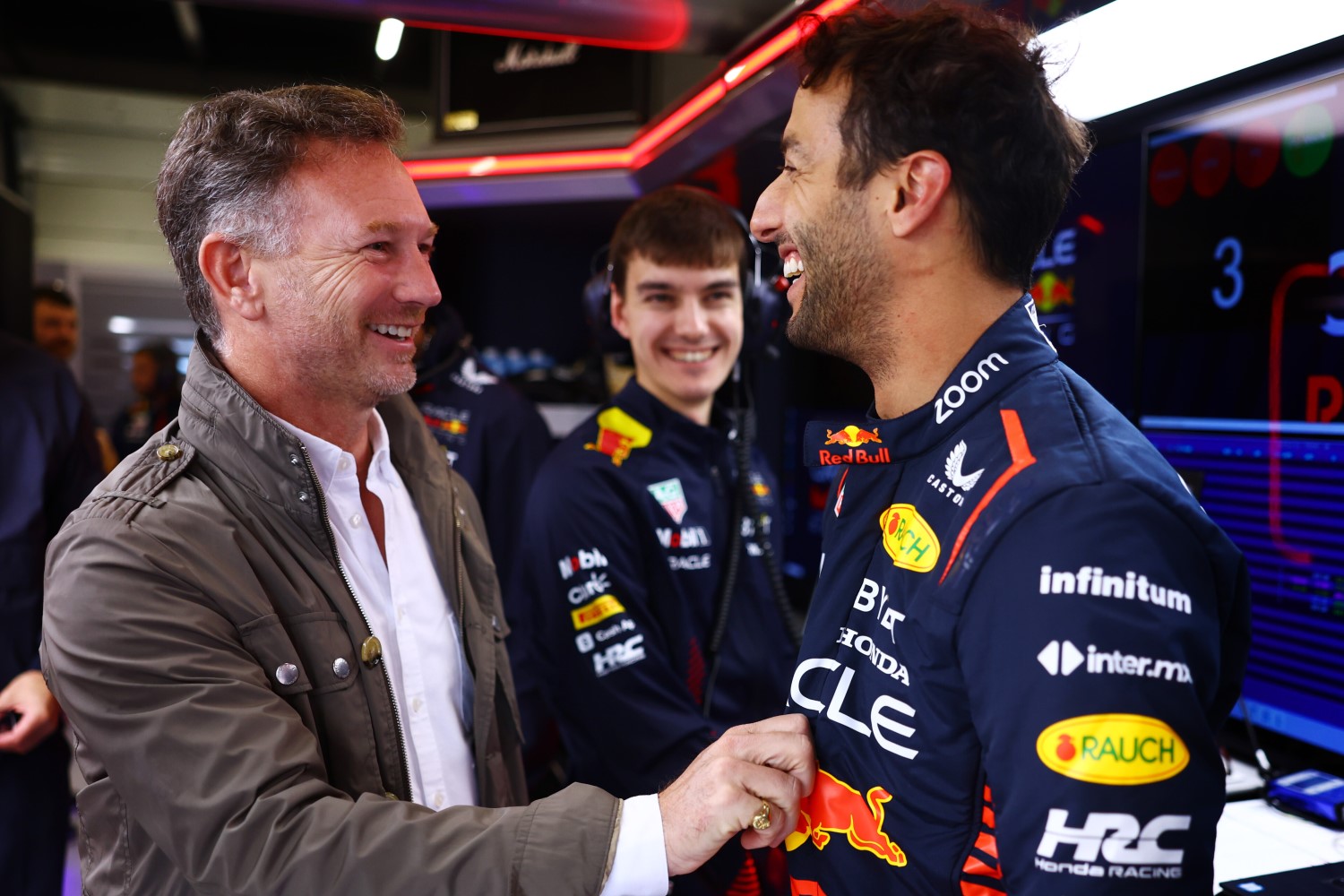 Daniel Ricciardo of Australia and Oracle Red Bull Racing speaks with Red Bull Racing Team Principal Christian Horner as he prepares to drive during Formula 1 testing at Silverstone Circuit on July 11, 2023 in Northampton, England. (Photo by Mark Thompson/Getty Images) // Getty Images / Red Bull Content Pool