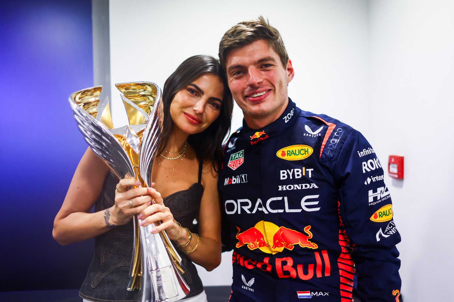 Race winner Max Verstappen of the Netherlands and Oracle Red Bull Racing and Kelly Piquet pose for a photo after the F1 Grand Prix of Abu Dhabi at Yas Marina Circuit on November 26, 2023 in Abu Dhabi, United Arab Emirates. (Photo by Mark Thompson/Getty Images) // Getty Images / Red Bull Content Pool