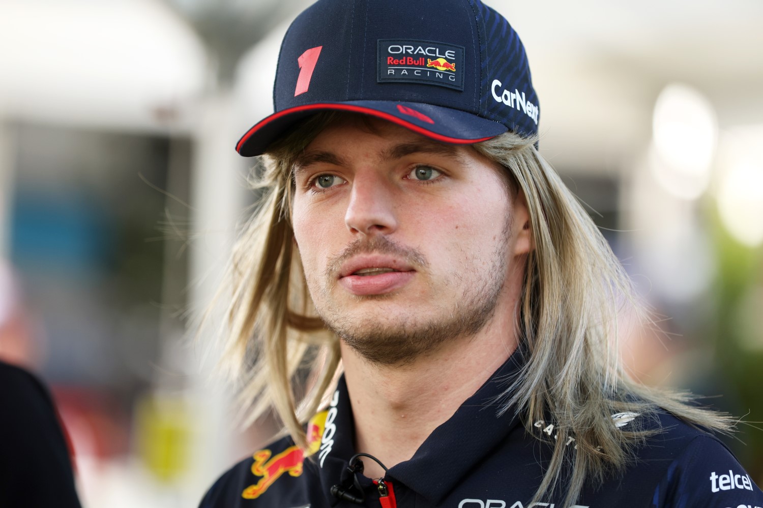 Trying out his rock star look - Max Verstappen of the Netherlands and Oracle Red Bull Racing wears a blonde wig in the Paddock during previews ahead of the F1 Grand Prix of Australia at Albert Park Grand Prix Circuit on March 30, 2023 in Melbourne, Australia. (Photo by Robert Cianflone/Getty Images) // Getty Images / Red Bull Content Pool