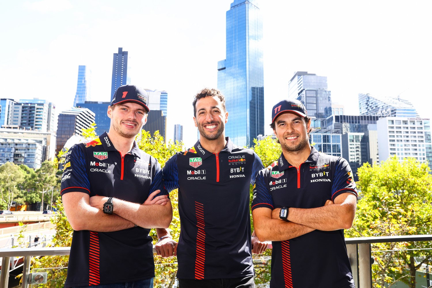 Max Verstappen of the Netherlands and Oracle Red Bull Racing, Daniel Ricciardo of Australia and Oracle Red Bull Racing and Sergio Perez of Mexico and Oracle Red Bull Racing pose for a photo during previews ahead of the F1 Grand Prix of Australia at Albert Park Grand Prix Circuit on March 30, 2023 in Melbourne, Australia. (Photo by Mark Thompson/Getty Images) // Getty Images / Red Bull Content Pool
