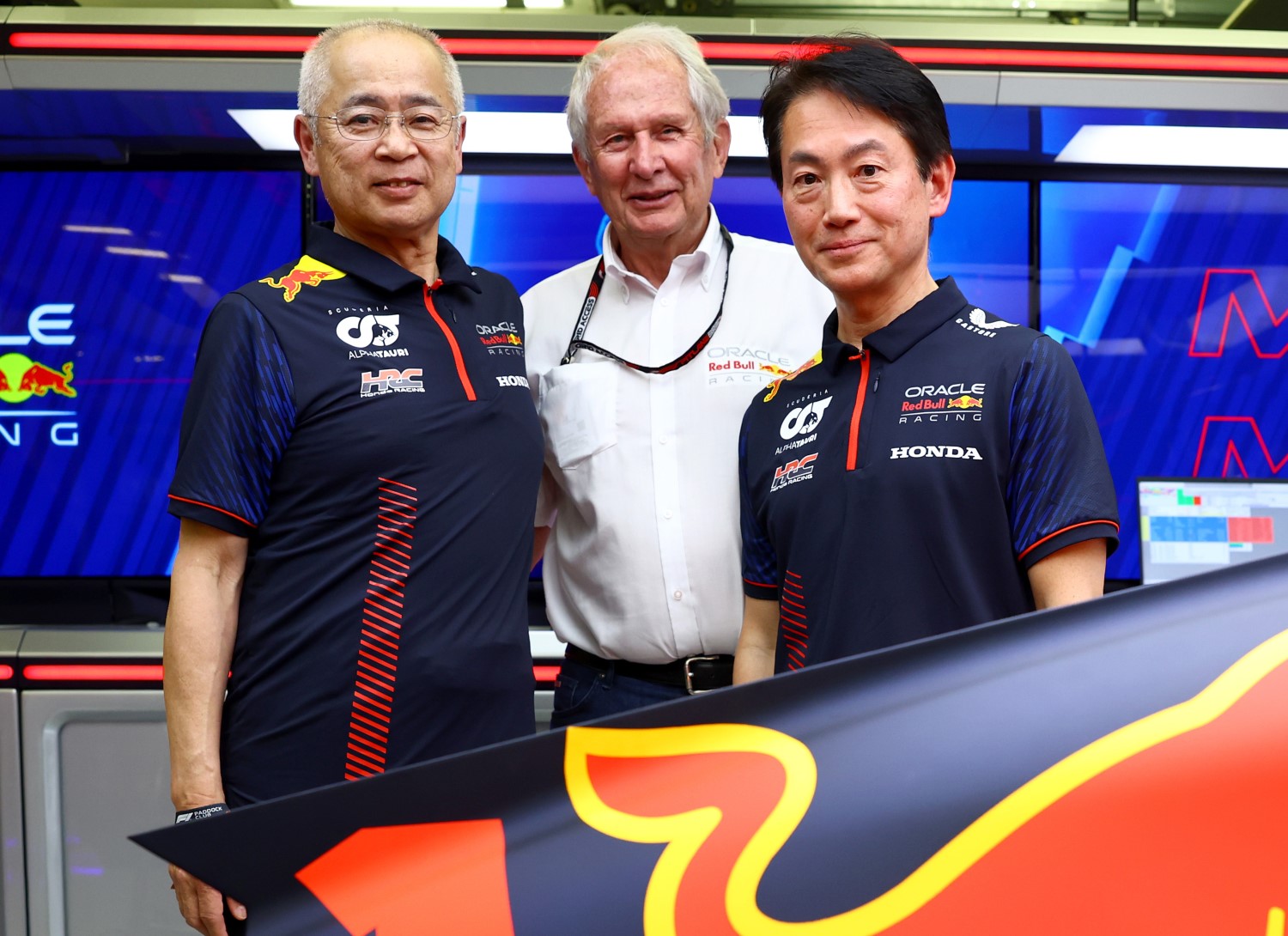 (L-R) Yasuaki Asaki, HRC Director, Red Bull Racing Team Consultant Dr Helmut Marko and Koji Watanabe, HRC President, pose for a photo in the Red Bull Racing garage prior to the F1 Grand Prix of Bahrain at Bahrain International Circuit on March 05, 2023 in Bahrain, Bahrain. (Photo by Mark Thompson/Getty Images) // Getty Images / Red Bull Content Pool