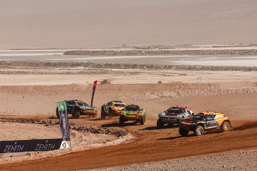 Hedda Hosas (NOR) / Tanner Foust (USA), NEOM McLaren Extreme E, leads Amanda Sorensen (USA) / RJ Anderson (USA), GMC Hummer EV Chip Ganassi Racing, Cristina Gutierrez (ESP) / Fraser McConnell (JAM), X44 Vida Carbon Racing, Tamara Molinaro (ITA) / Andreas Bakkerud (NOR), JBXE, and Mikaela Ahlin-Kottulinsky (SWE) / Johan Kristoffersson (SWE), Rosberg X Racing during the Copper X-Prix, Chile on December 03, 2023. (Photo by Colin McMaster / LAT 