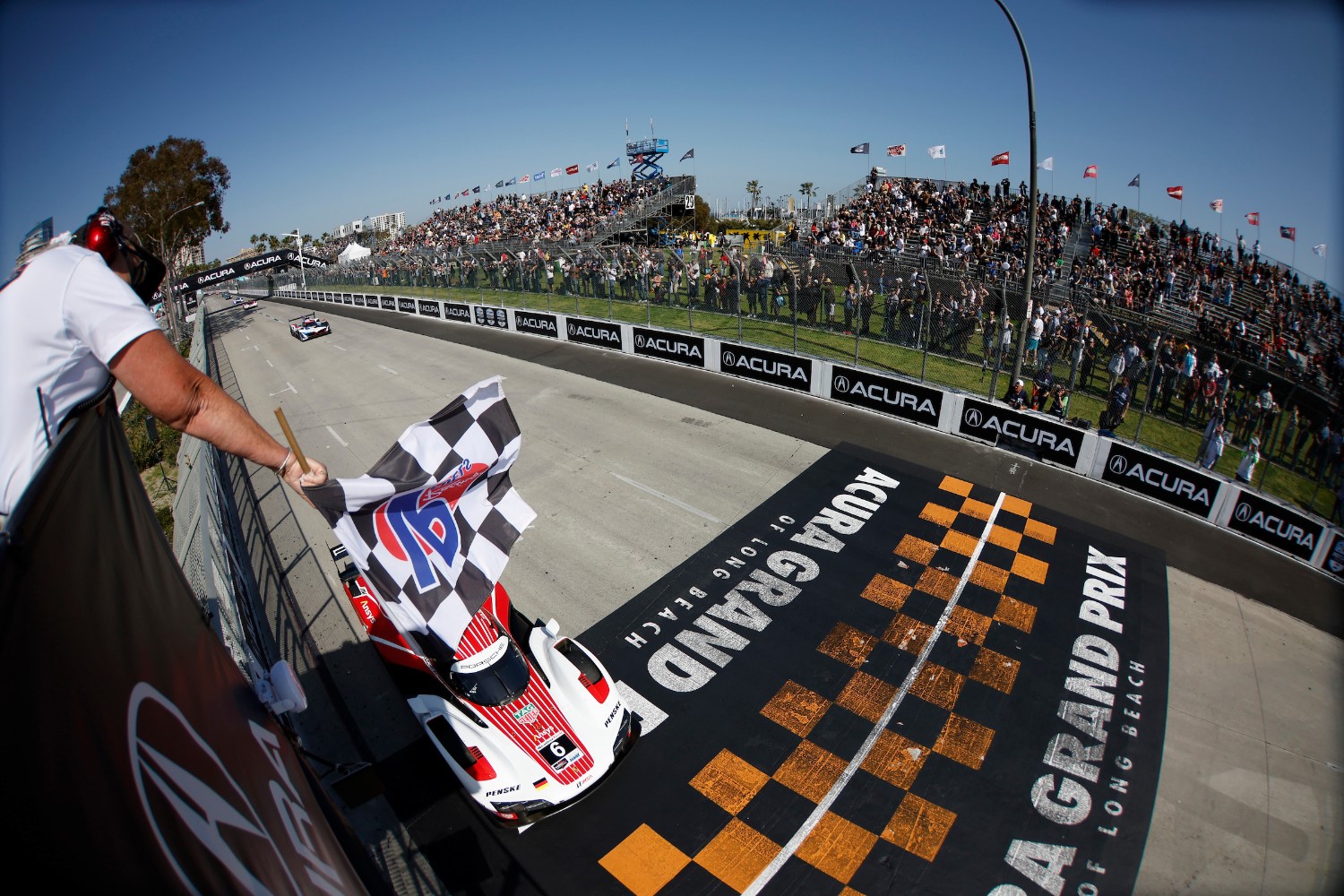 #6: Porsche Penske Motorsports, Porsche 963, GTP: Mathieu Jaminet, Nick Tandy, checkered flag