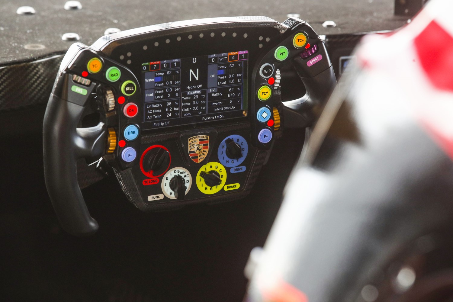 Porsche 963 steering wheel (Photo by Juergen Tap)