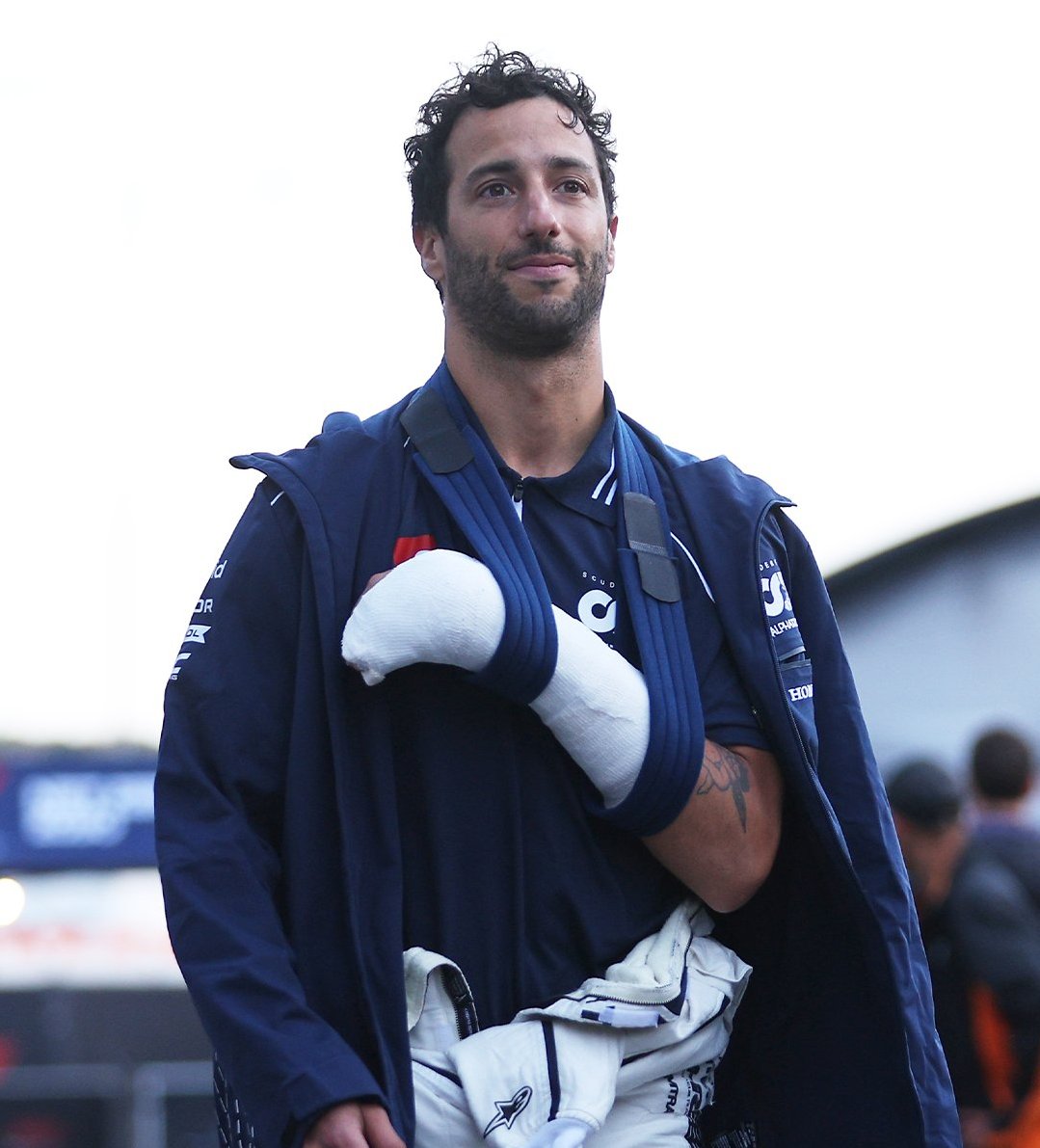 Daniel Ricciardo returns to Zandvoort paddock with broken hand in a cast