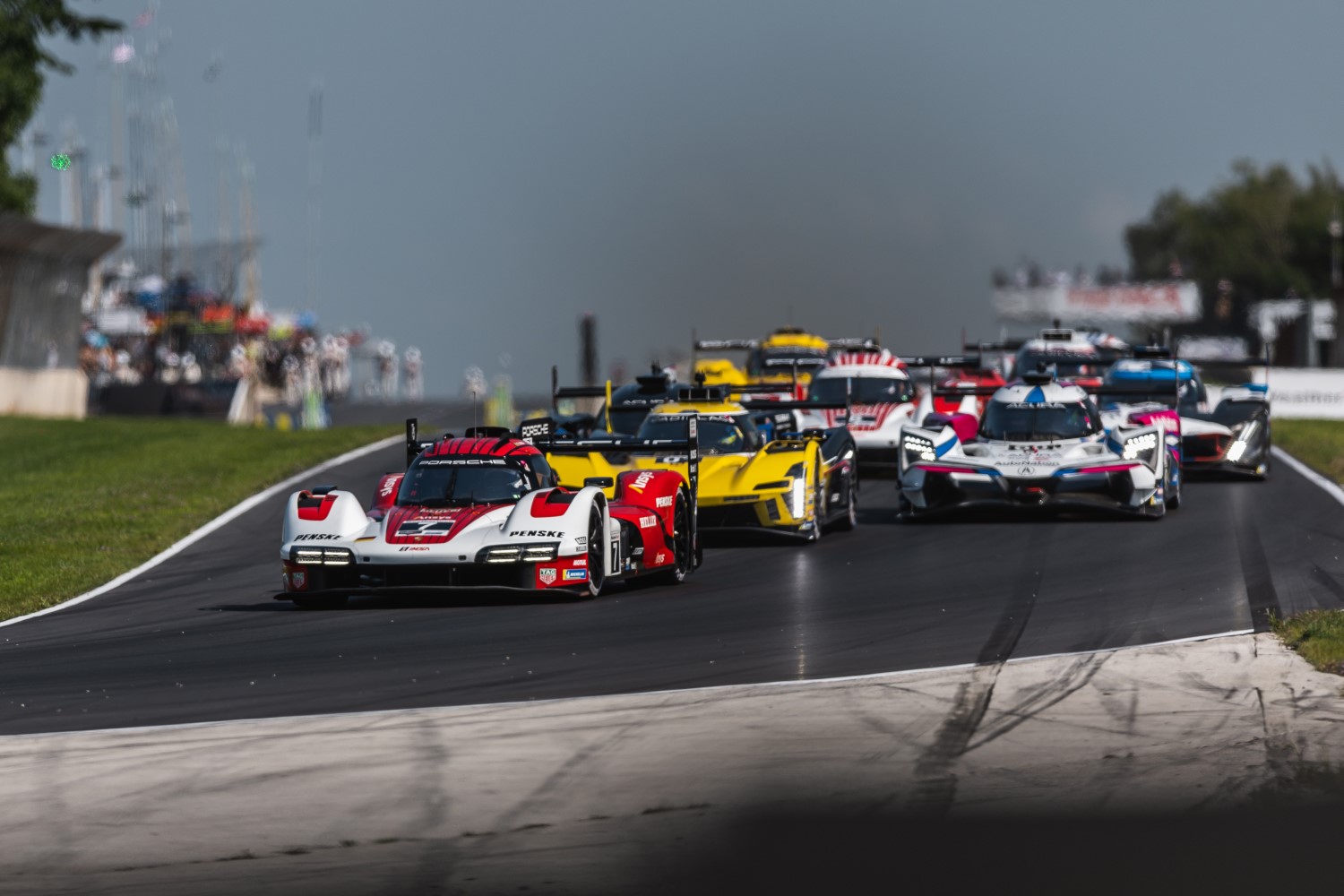 Porsche 963, Porsche Penske Motorsport (#7), Felipe Nasr (BR), Matt Campbell (AUS) out front