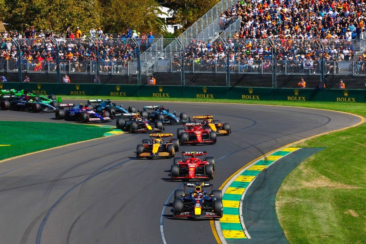 Max Verstappen, Red Bull Racing RB20, leads Carlos Sainz, Ferrari SF-24, Lando Norris, McLaren MCL38, Charles Leclerc, Ferrari SF-24, Oscar Piastri, McLaren MCL38, and the rest of the field at the start during the Australian GP at Melbourne Grand Prix Circuit on Sunday March 24, 2024 in Melbourne, Australia. (Photo by Sam Bloxham / LAT Images for Pirelli)