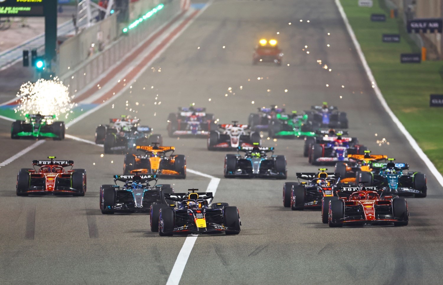 Max Verstappen of the Netherlands driving the (1) Oracle Red Bull Racing RB20 leads Charles Leclerc of Monaco driving the (16) Ferrari SF-24 and the rest of the field into the first corner at the start of the race during the F1 Grand Prix of Bahrain at Bahrain International Circuit on March 02, 2024 in Bahrain, Bahrain. (Photo by Mark Thompson/Getty Images) // Getty Images / Red Bull Content Pool