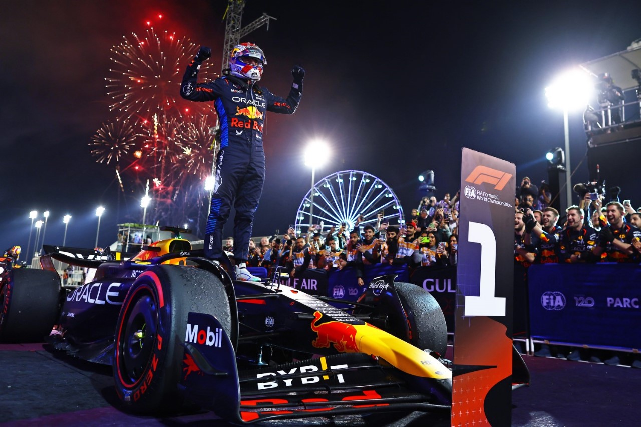 Race winner Max Verstappen of the Netherlands and Oracle Red Bull Racing celebrates in parc ferme during the F1 Grand Prix of Bahrain at Bahrain International Circuit on March 02, 2024 in Bahrain, Bahrain. (Photo by Mark Thompson/Getty Images) // Getty Images / Red Bull Content Pool