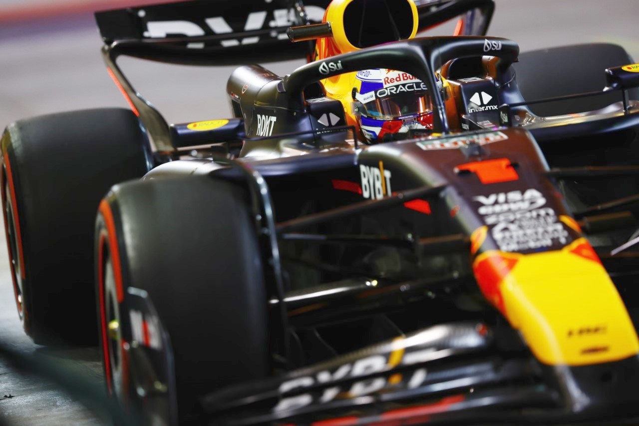 Max Verstappen of the Netherlands driving the (1) Oracle Red Bull Racing RB20 during qualifying ahead of the F1 Grand Prix of Bahrain at Bahrain International Circuit on March 01, 2024 in Bahrain, Bahrain. (Photo by Mark Thompson/Getty Images) // Getty Images / Red Bull Content Pool