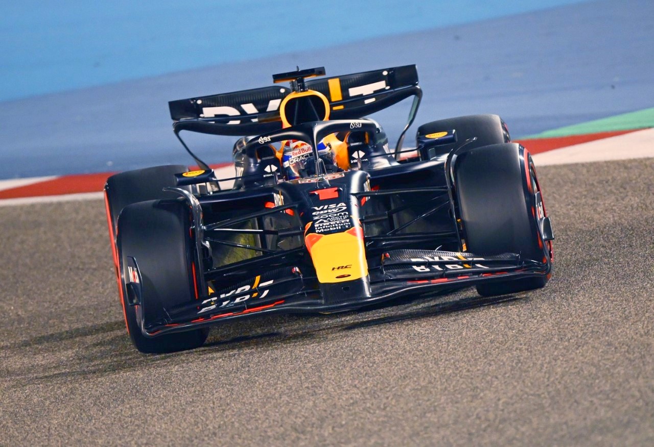 Max Verstappen of the Netherlands driving the (1) Oracle Red Bull Racing RB20 on track during qualifying ahead of the F1 Grand Prix of Bahrain at Bahrain International Circuit on March 01, 2024 in Bahrain, Bahrain. (Photo by Clive Mason/Getty Images) // Getty Images / Red Bull Content Pool