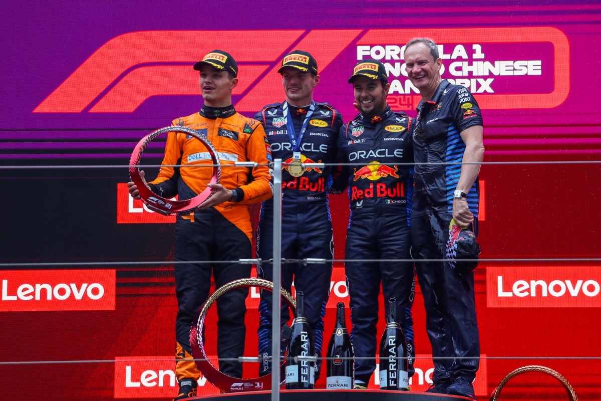 Lando Norris of McLaren and Great Britain, Max Verstappen of Oracle Red Bull Racing and The Netherlands, Sergio Perez of Mexico and Oracle Red Bull Racing and Oracle Red Bull Racing Chief Engineer Paul Monaghan on the podium during the F1 Grand Prix of China at Shanghai International Circuit on April 21, 2024 in Shanghai, China. (Photo by Peter Fox/Getty Images) // Getty Images / Red Bull Content Pool