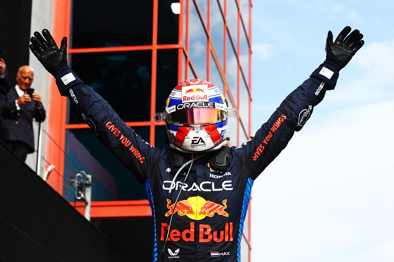 Race winner Max Verstappen of the Netherlands and Oracle Red Bull Racing celebrates in parc ferme during the F1 Grand Prix of Emilia-Romagna at Autodromo Enzo e Dino Ferrari Circuit on May 19, 2024 in Imola, Italy. (Photo by Mark Thompson/Getty Images) // Getty Images / Red Bull Content Pool