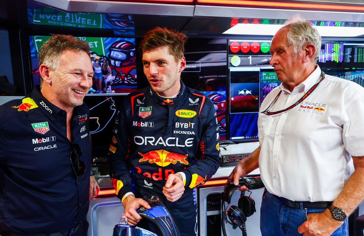 Oracle Red Bull Racing Team Principal Christian Horner, Max Verstappen of the Netherlands and Oracle Red Bull Racing and Oracle Red Bull Racing Team Consultant Dr Helmut Marko talk in the garage during practice ahead of the F1 Grand Prix of Miami at Miami International Autodrome on May 03, 2024 in Miami, Florida. (Photo by Mark Thompson/Getty Images) // Getty Images / Red Bull Content Pool