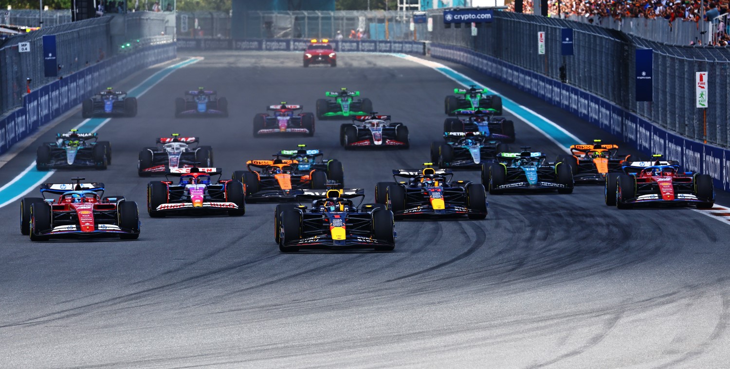 Max Verstappen of the Netherlands driving the (1) Oracle Red Bull Racing RB20 leads the field into turn one at the start during the Sprint ahead of the F1 Grand Prix of Miami at Miami International Autodrome on May 04, 2024 in Miami, Florida. (Photo by Mark Thompson/Getty Images) // Getty Images / Red Bull Content Pool