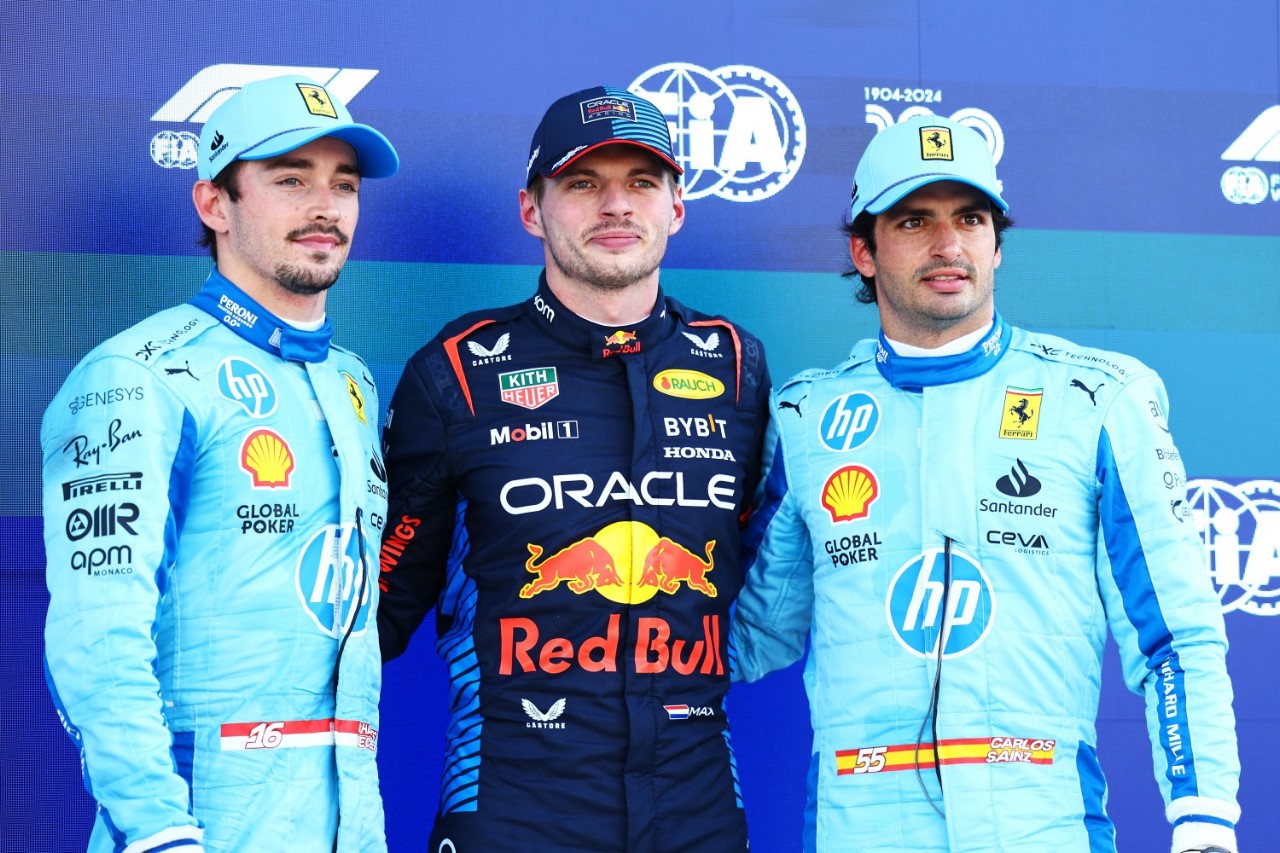Pole position qualifier Max Verstappen of the Netherlands and Oracle Red Bull Racing, Second placed qualifier Charles Leclerc of Monaco and Ferrari and Third placed qualifier Carlos Sainz of Spain and Ferrari pose for a photo in parc ferme during qualifying ahead of the F1 Grand Prix of Miami at Miami International Autodrome on May 04, 2024 in Miami, Florida. (Photo by Mark Thompson/Getty Images) // Getty Images / Red Bull Content Pool