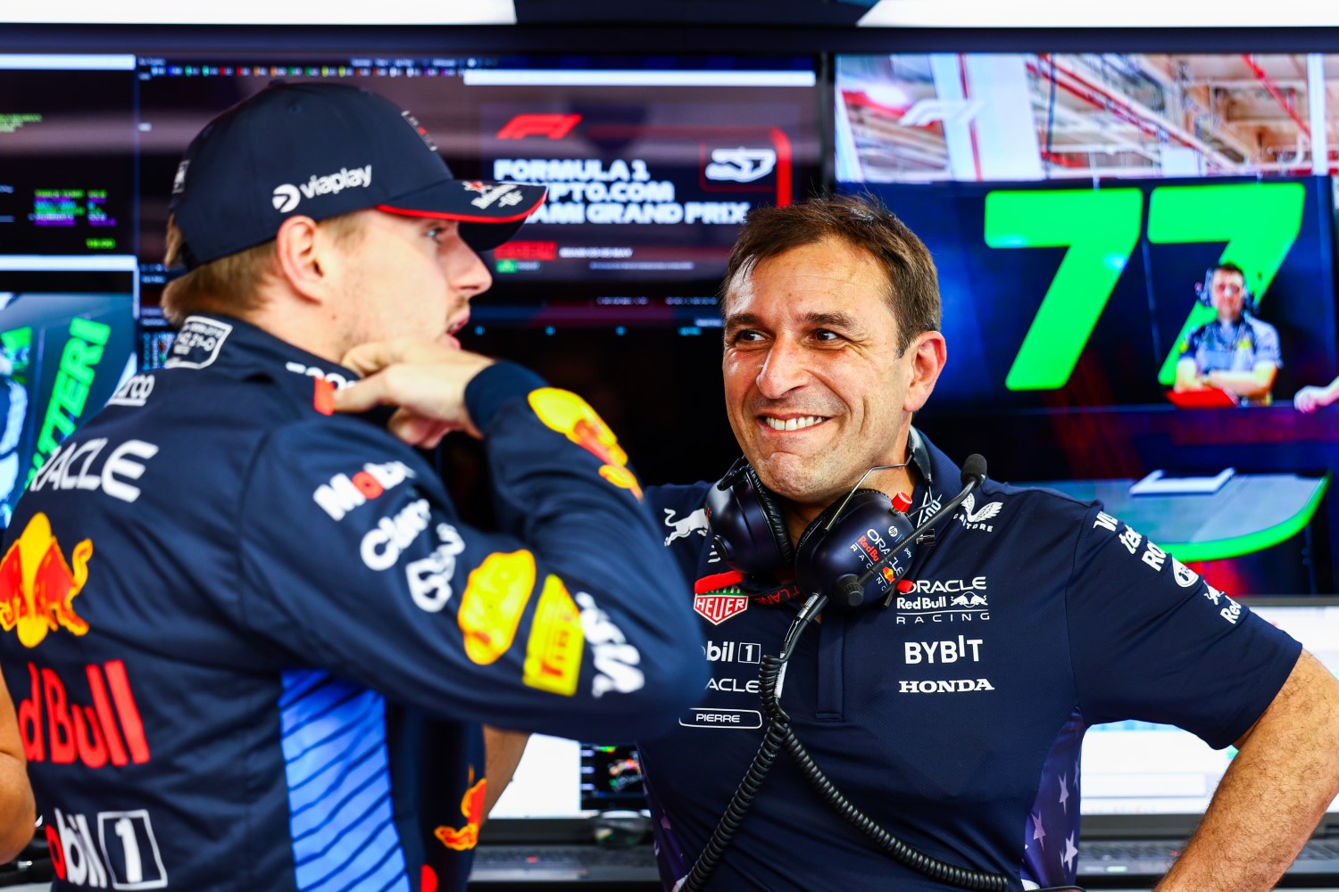 Max Verstappen of the Netherlands and Oracle Red Bull Racing and Pierre Wache, Chief Engineer of Performance Engineering at Oracle Red Bull Racing talk in the garage during qualifying ahead of the F1 Grand Prix of Miami at Miami International Autodrome on May 04, 2024 in Miami, Florida. (Photo by Mark Thompson/Getty Images) // Getty Images / Red Bull Content Pool