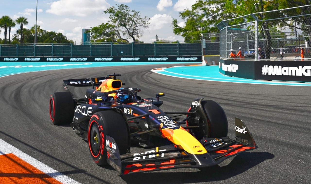 Max Verstappen of the Netherlands driving the (1) Oracle Red Bull Racing RB20 on track during qualifying ahead of the F1 Grand Prix of Miami at Miami International Autodrome on May 04, 2024 in Miami, Florida. (Photo by Clive Mason/Getty Images) // Getty Images / Red Bull Content Pool