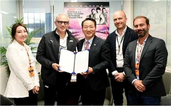 Mayor Yoo Jeong-bok delivering a letter of intent to F1 CEo Stefano Domenicali to hold the F1 Incheon Grand Prix