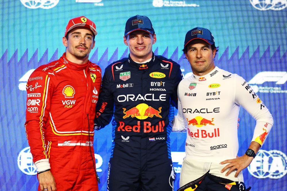 Pole position qualifier Max Verstappen of the Netherlands and Oracle Red Bull Racing (C), Second placed qualifier Charles Leclerc of Monaco and Ferrari (L) and Third placed qualifier Sergio Perez of Mexico and Oracle Red Bull Racing (R) pose for a photo in parc ferme during qualifying ahead of the F1 Grand Prix of Saudi Arabia at Jeddah Corniche Circuit on March 08, 2024 in Jeddah, Saudi Arabia. (Photo by Mark Thompson/Getty Images) // Getty Images / Red Bull Content Pool