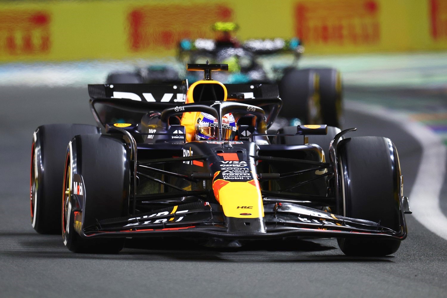 Max Verstappen of the Netherlands driving the (1) Oracle Red Bull Racing RB20 leads Lewis Hamilton of Great Britain driving the (44) Mercedes AMG Petronas F1 Team W15 during the F1 Grand Prix of Saudi Arabia at Jeddah Corniche Circuit on March 09, 2024 in Jeddah, Saudi Arabia. (Photo by Clive Rose/Getty Images) // Getty Images / Red Bull Content Pool
