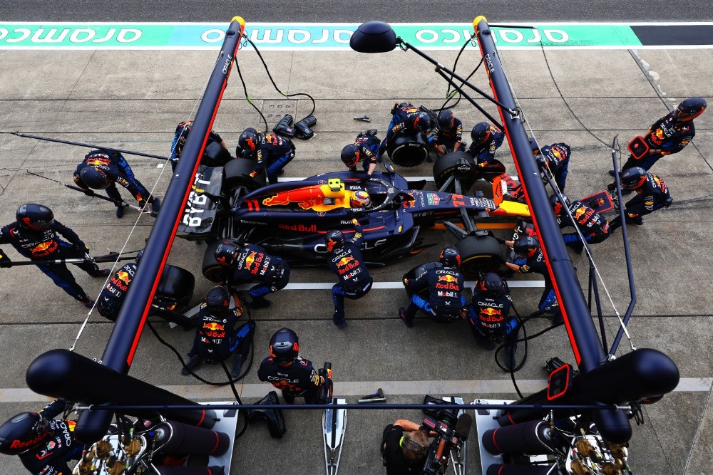 Sergio Perez of Mexico driving the (11) Oracle Red Bull Racing RB20 makes a pitstop during the F1 Grand Prix of Japan at Suzuka International Racing Course on April 07, 2024 in Suzuka, Japan. (Photo by Mark Thompson/Getty Images) // Getty Images / Red Bull Content Pool