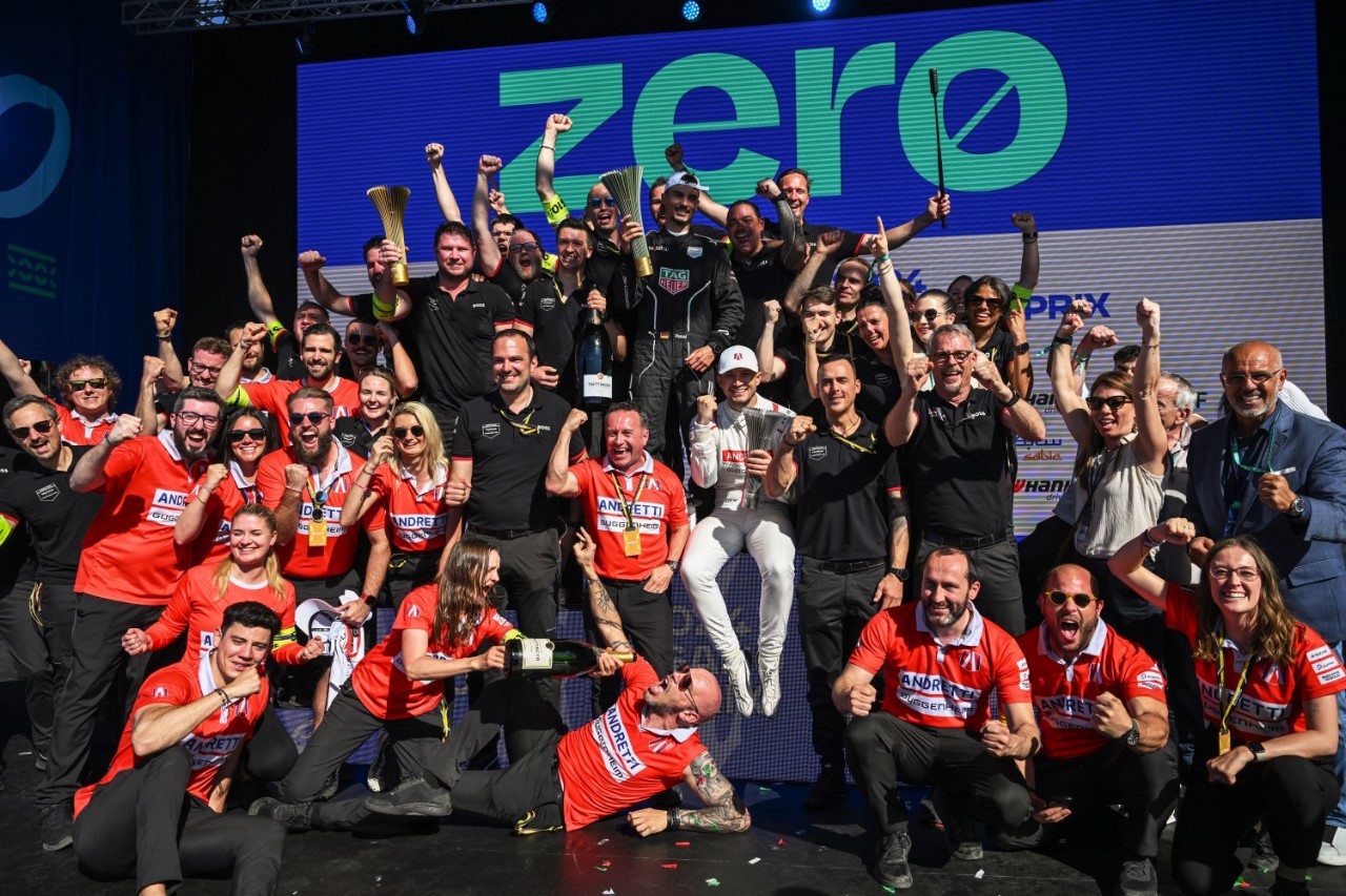 MISANO WORLD CIRCUIT MARCO SIMONCELLI, SAN MARINO - APRIL 14: Jake Dennis, Andretti Global, 2nd position, celebrates with his team on the podium during the Misano ePrix II at Misano World Circuit Marco Simoncelli on Sunday April 14, 2024 in Misano Adriatico, San Marino. (Photo by Sam Bagnall / LAT Images)