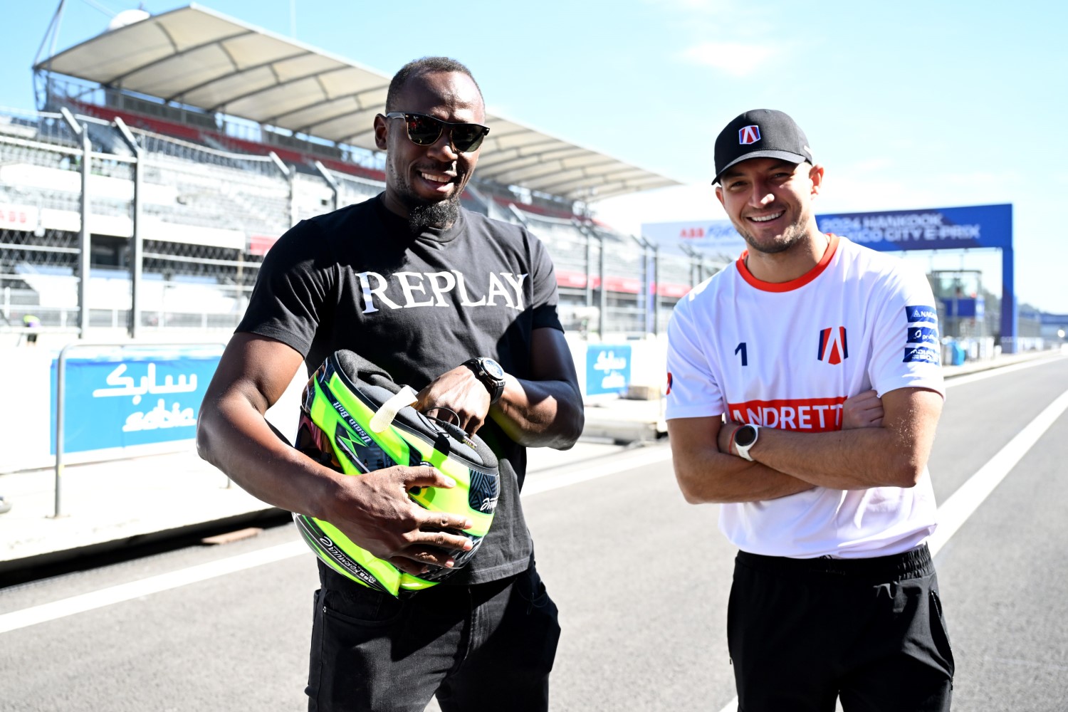 Usain Bolt meets Jake Dennis, Andretti Global and has been given a helmet
