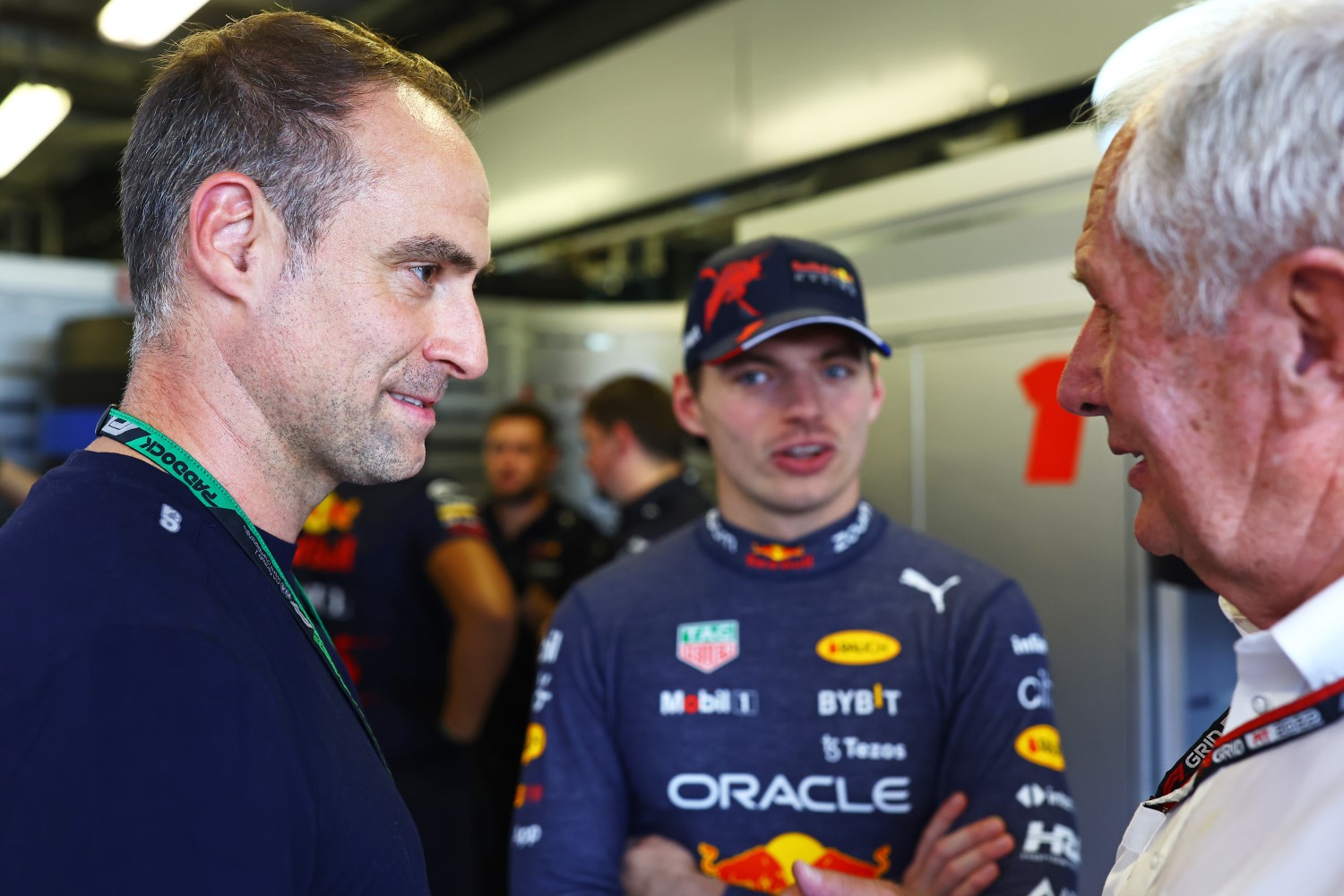 Red Bull Racing Team Consultant Dr Helmut Marko talks with Oliver Mintzlaff, Red Bull Head of Sports and Max Verstappen of the Netherlands and Oracle Red Bull Racing in the garage during final practice ahead of the F1 Grand Prix of Abu Dhabi // Getty Images / Red Bull Content Pool