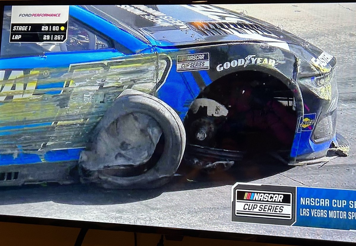 #17 Ford of Chris Buescher lost a wheel in Las Vegas