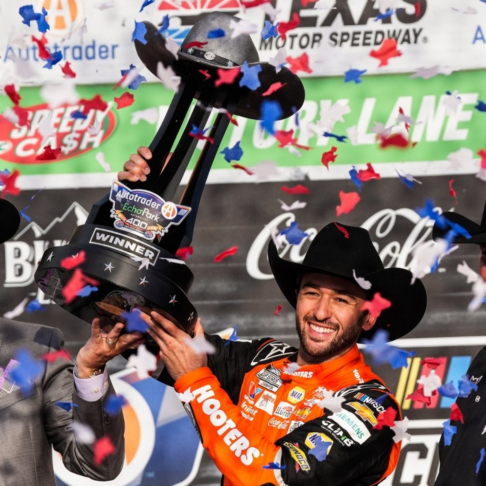Chase Elliott wins Cup race at Texas